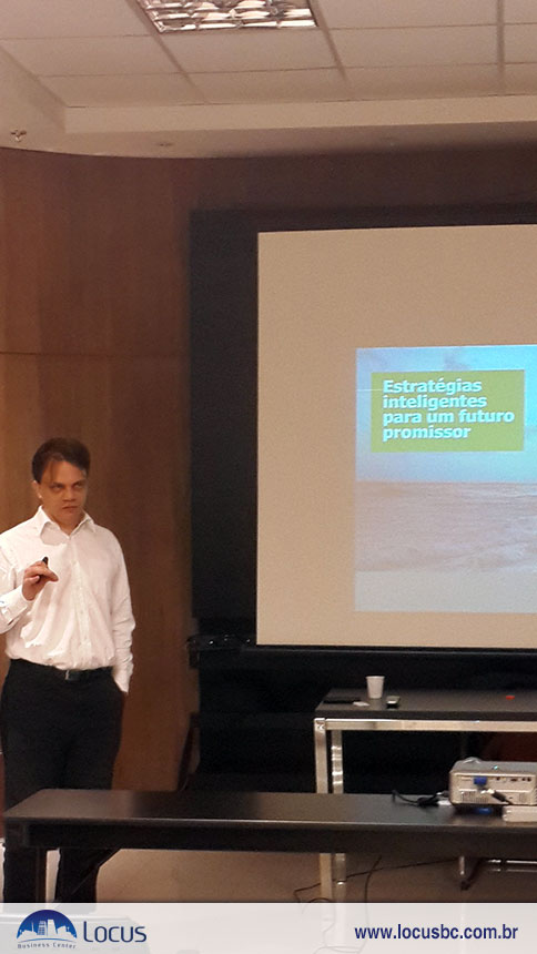 Rogério Castilho ensinando aos participantes como garantir um futuro financeiro mais tranquilo e promissor.