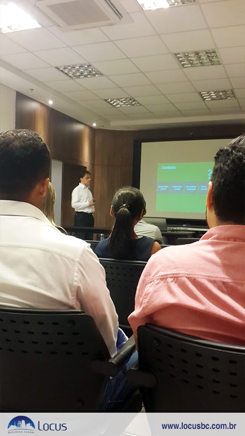 Participantes aprendem estratégias e planejamento para independência financeira e gerenciamento das finanças pessoais.